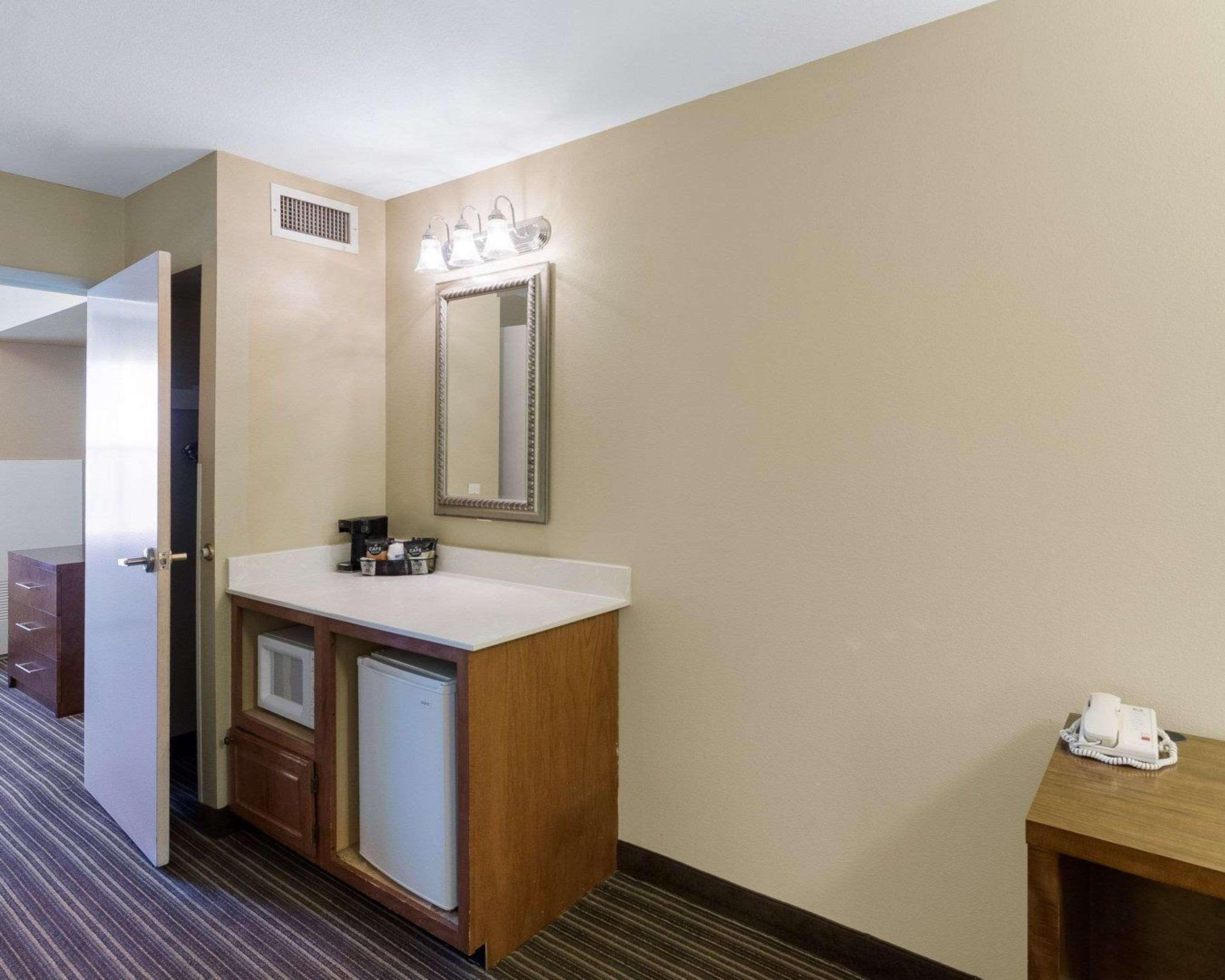 Comfort Inn & Suites Fayetteville-University Area Exterior foto