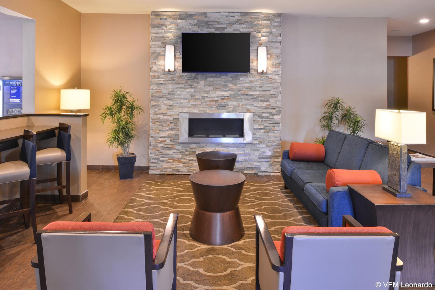 Comfort Inn & Suites Fayetteville-University Area Exterior foto
